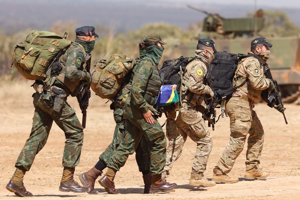 Demonstração operativa dos fuzileiros militares exercito navais da operação Formosa durante agenda do presidente bolsonaro 16