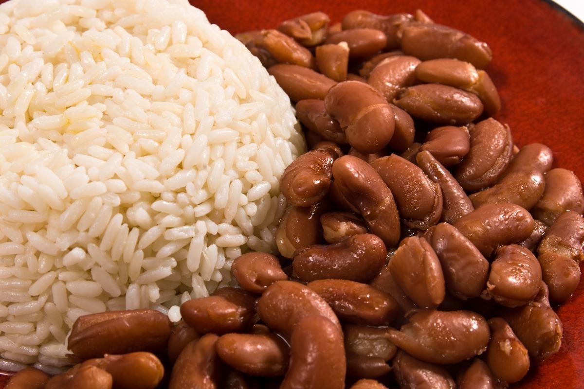 Imagem aproximada de um prato de arroz e feijão carioca - Metrópoles