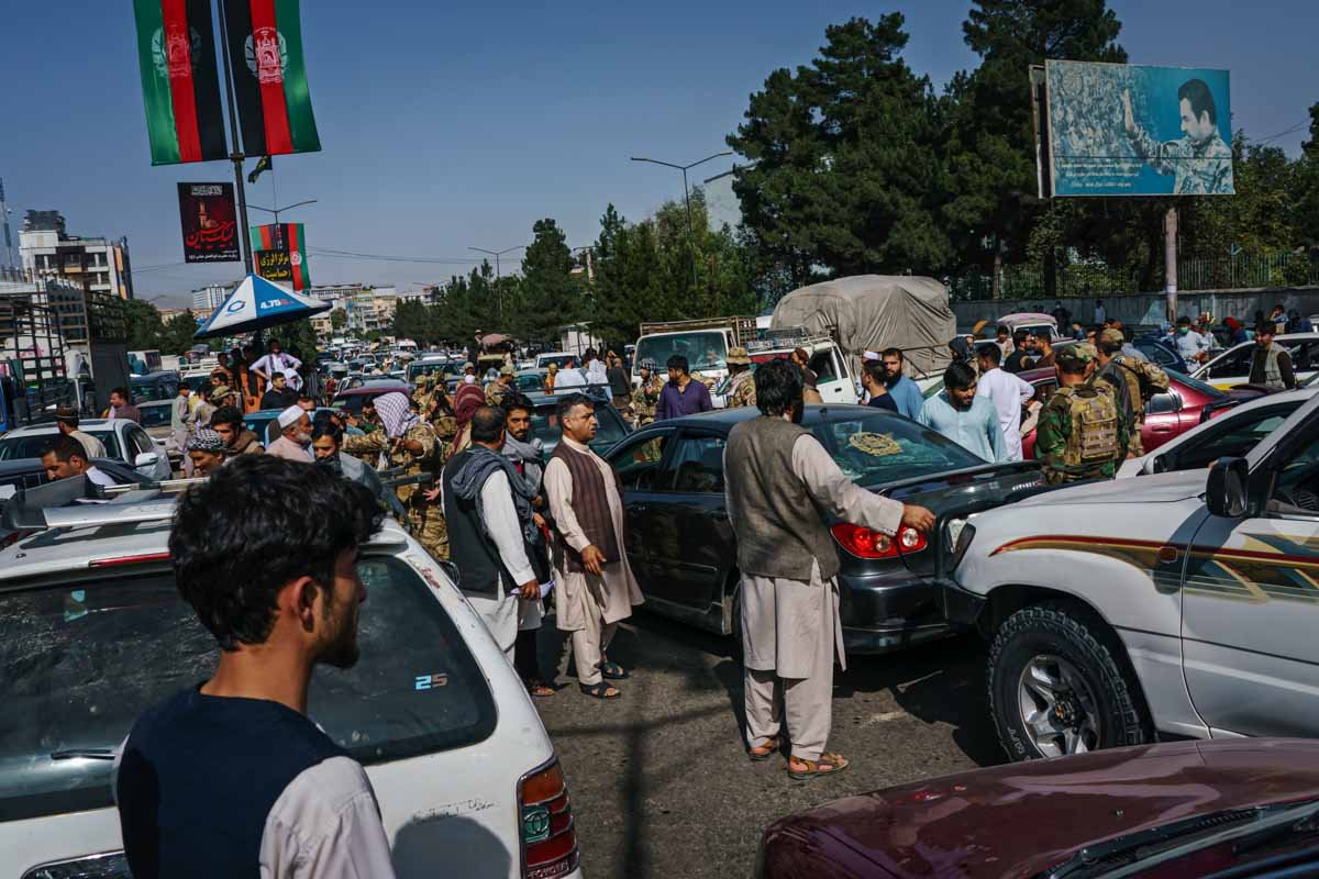 o grupo extremista Talibã conquistou o Afeganistão e assumiu o controle do palácio presidencial do país