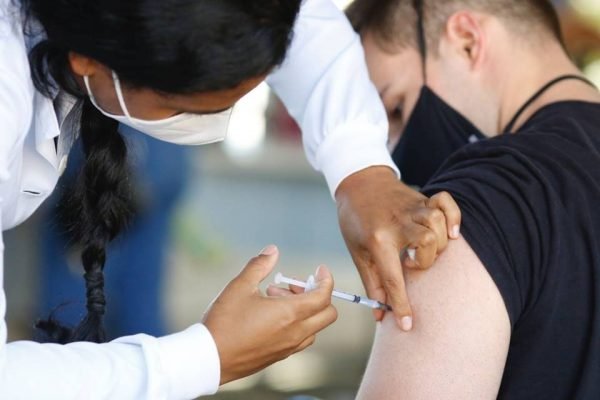 Vacinação de jovens de 18 e 19 anos no DF