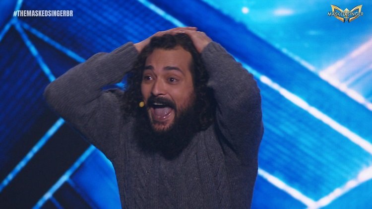 O humorista Eduardo Sterblitch fica chocado ao ver a jornalista no palco