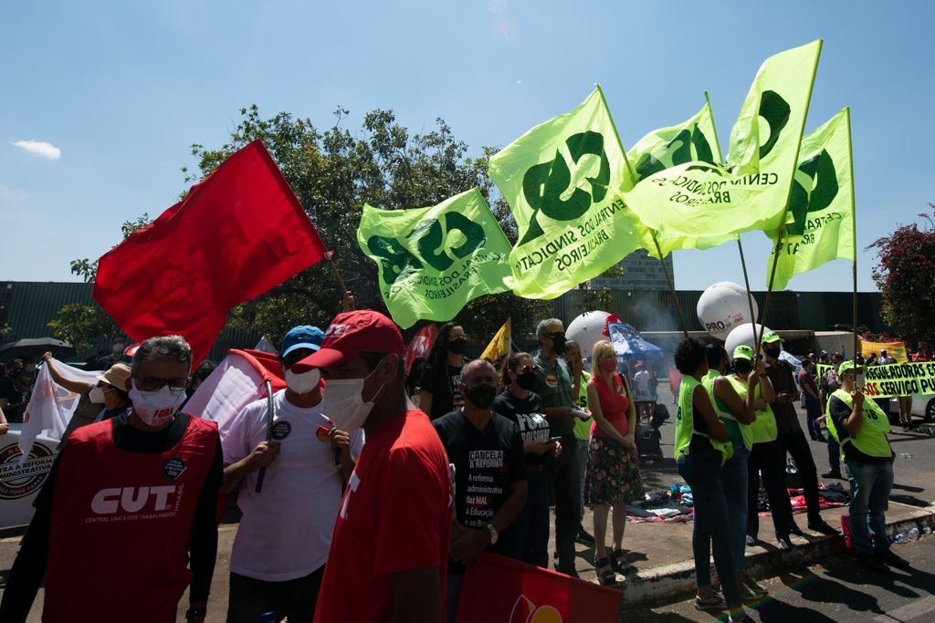 Servidores protestam contra a reforma administrativa e pedem impeachment