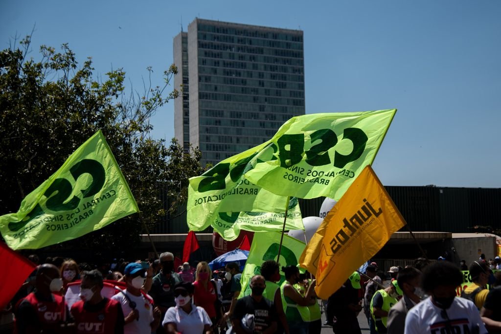 Servidores protestam contra a reforma administrativa e pedem impeachment
