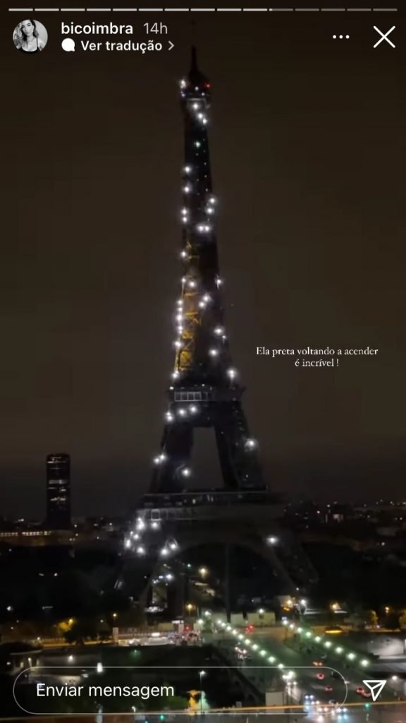 Neymar e Bruna Biancardi com amigos em paris bem diante da torre Eiffel apagada