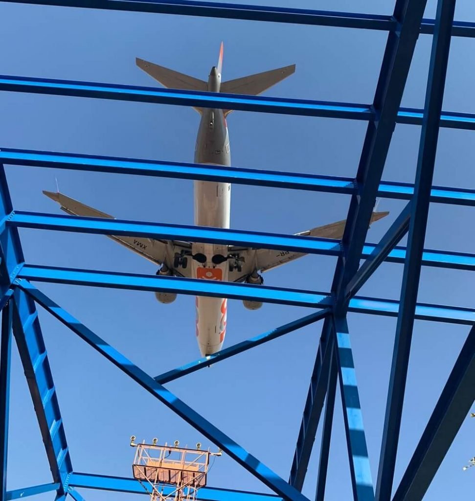Avião sobrevoa infraestrutura de frenagem que está sendo construída no aeroporto de Congonhas, na capital paulista