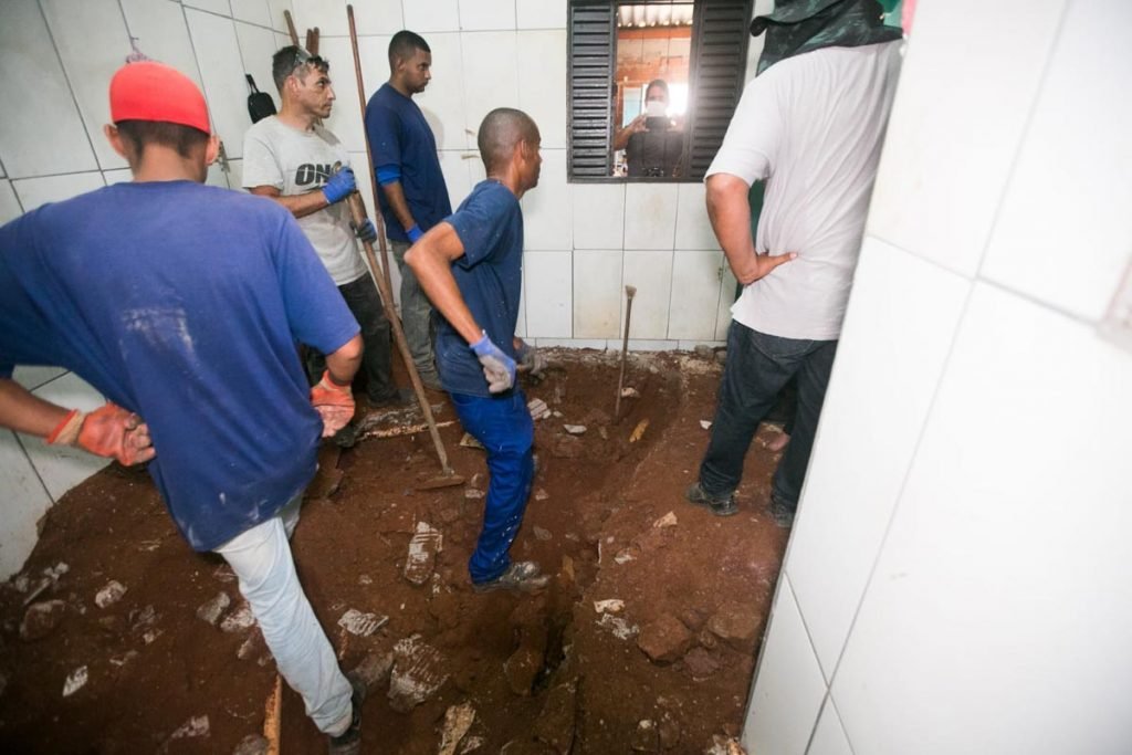 PCDF faz buscas por corpos na Estrutural. A dona da casa afirma que tem aparições fantasmagóricas na residência 7