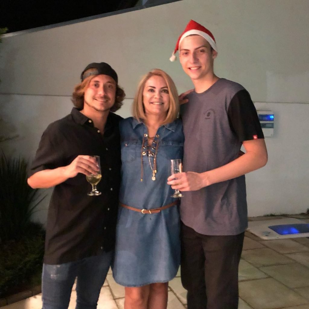 Renan Bolsonaro com a mãe e o irmão, Ivan Valle