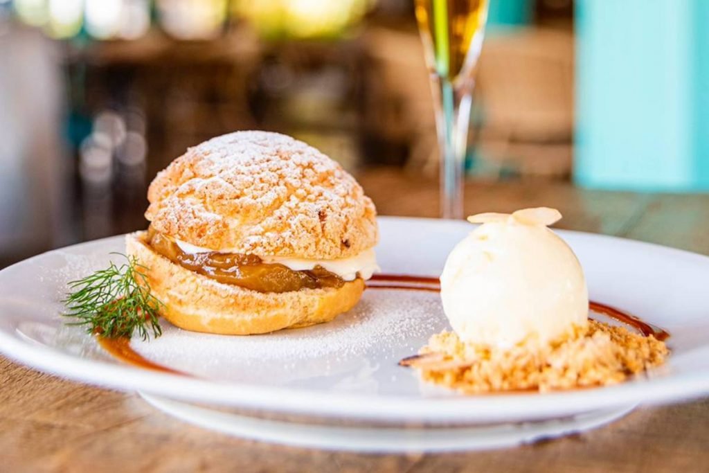 Profiterole de maçã com creme diplomata e servido com sorvete de caramelo salgado