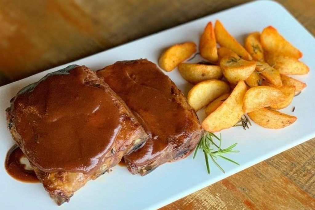 Costelinha ao molho barbecue com batatas