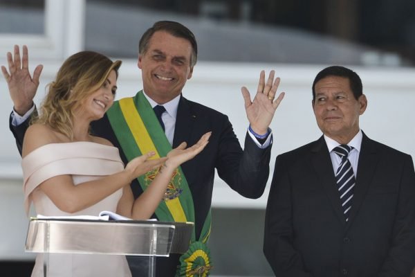 Bolsonaro joga no lixo seus primeiros 100 dias de governo