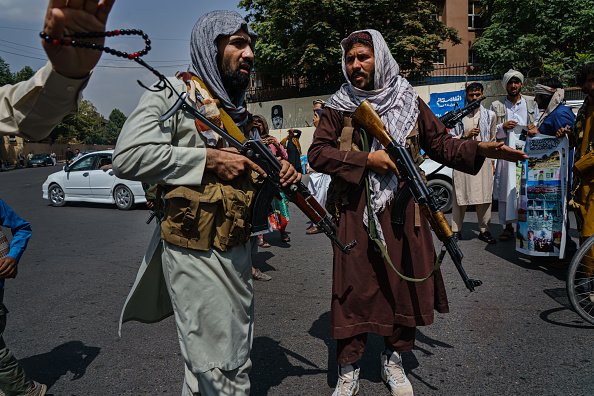 Soldados do Talibã tomam conta do Afeganistão