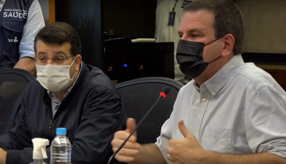 O prefeito Eduardo Paes e o secretário de Saúde, Daniel Soranz, durante a divulgação do Boletim Epidemiológico do Município do Rio
