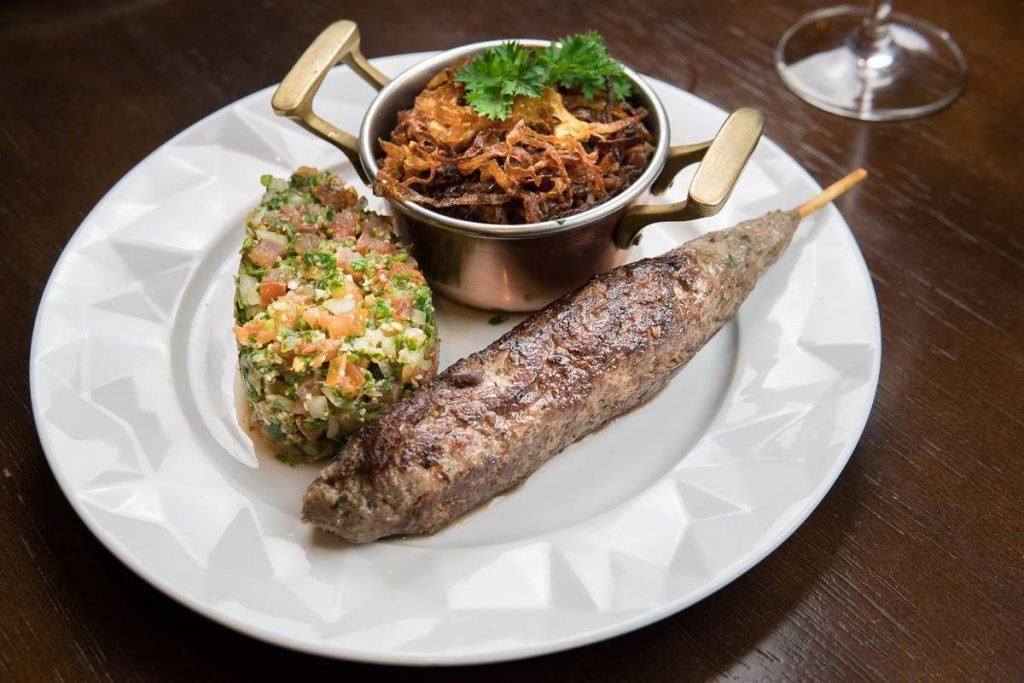 Prato com kafta e arroz com lentilhas