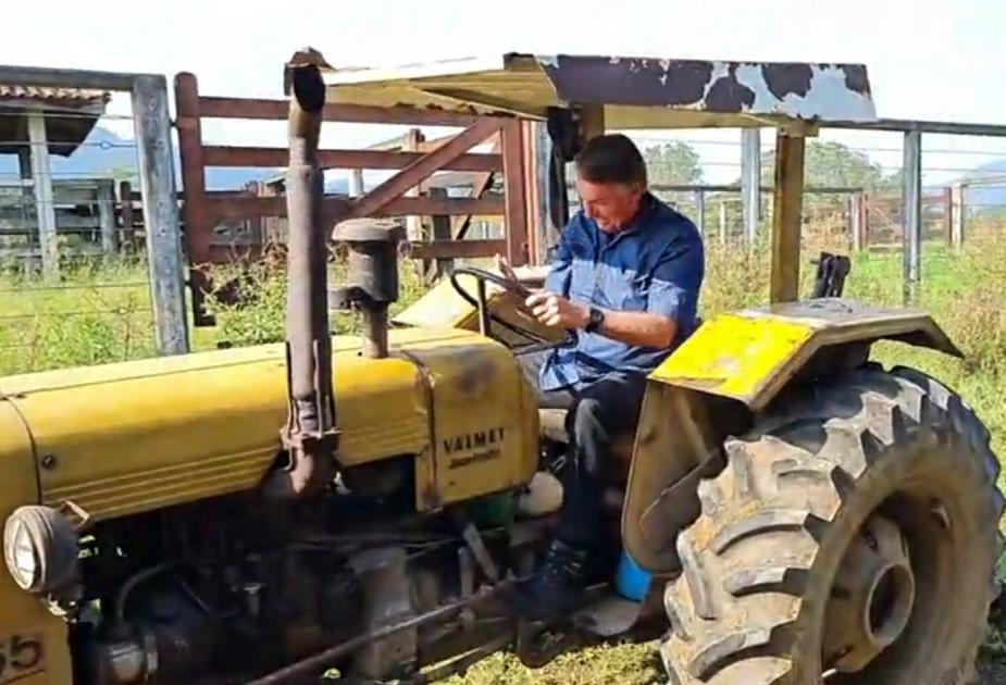 Bolsonaro visita fazenda onde viveu por três anos quando adolescente