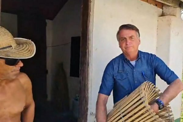 Bolsonaro visita fazenda onde viveu por três anos quando adolescente