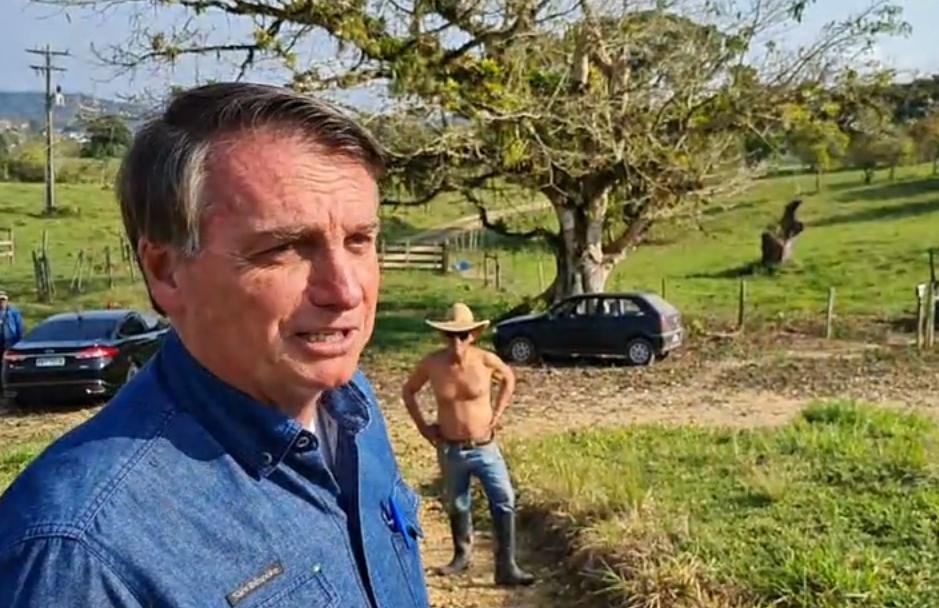 Bolsonaro visita fazenda onde viveu por três anos quando adolescente