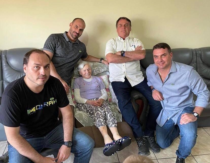 Flávio, Eduardo e Carlos Bolsonaro visitam avó, ao lado do presidente Jair Bolsonaro