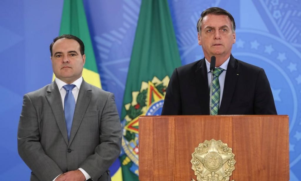 Jorge Oliveira vota por advertência ao Planalto por promoção pessoal de Bolsonaro