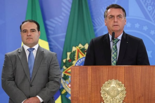 Jorge Oliveira vota por advertência ao Planalto por promoção pessoal de Bolsonaro