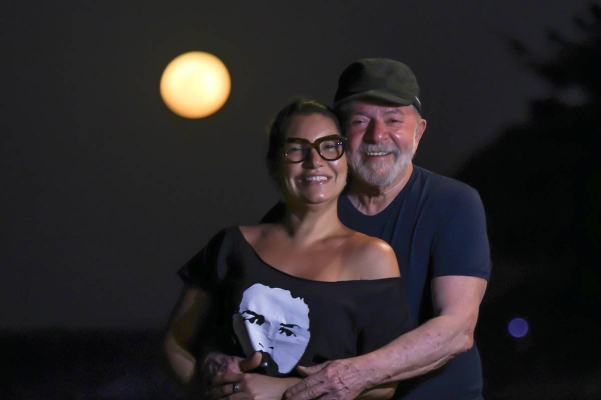 Janja posta foto com Lula e web pira com sunga: "Pronto para viajar"