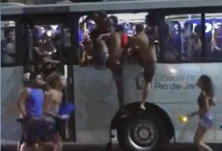 Passageiros tentam entrar pela janela de ônibus. Veículos foram depredados no RJ