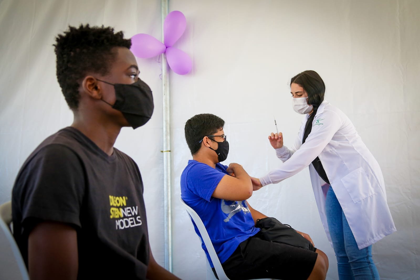 adolescentes meninas vão ao médico 3 vezes mais que meninos