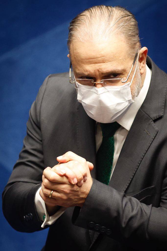 Procurador-geral Augusto Aras cumprimenta os senadores após a aprovação de sua recondução ao cargo