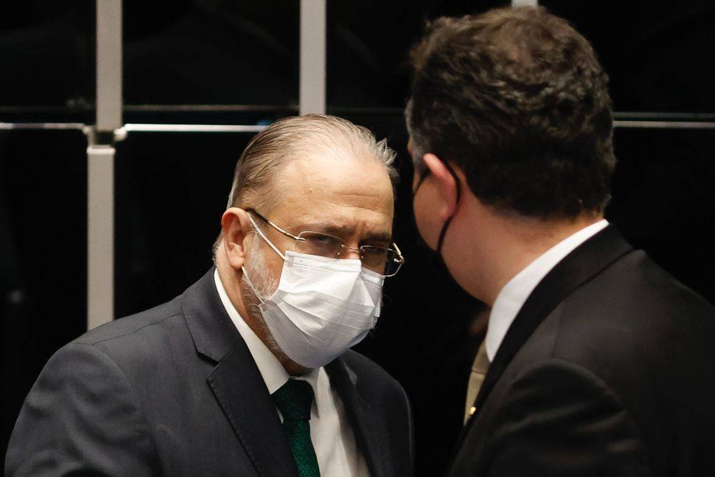 Procurador-geral Augusto Aras cumprimenta os senadores após a aprovação de sua recondução ao cargo