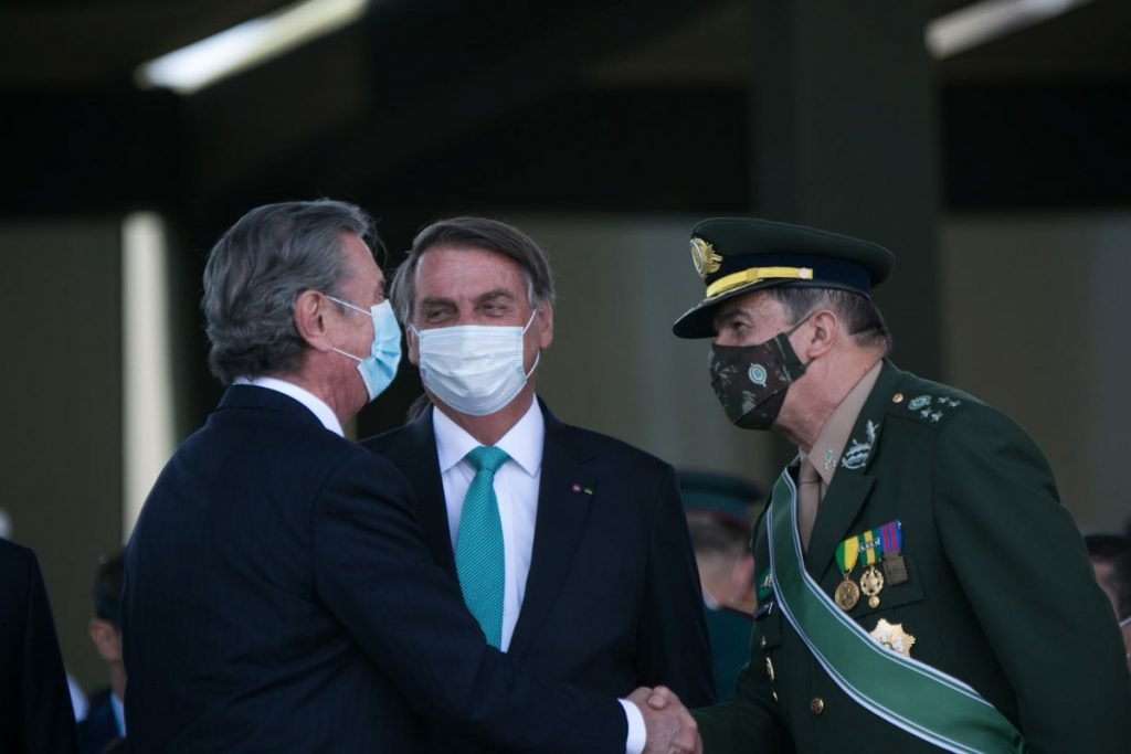 Fernando Collor, Jair Bolsonaro e general Paulo Sérgio Nogueira de Oliveira durante Cerimônia de comemoração do dia do soldado no Quartel General do Exército militares 3