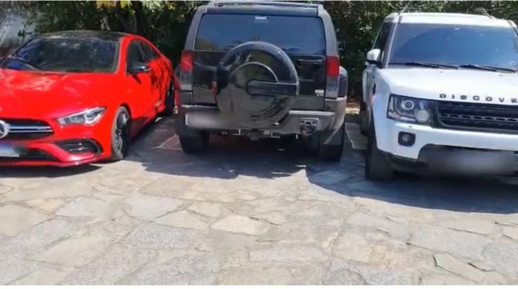 Carros apreendidos na operação Kryptos da Polícia Federal que envolve fraude no mercado de bitcoin