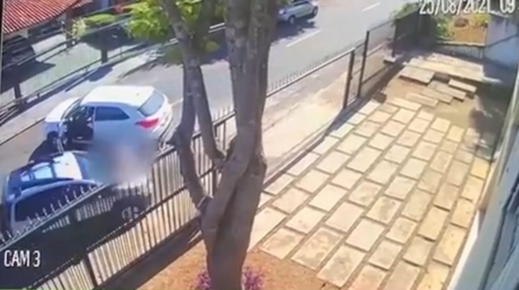 Mulher é atropelada na frente de casa