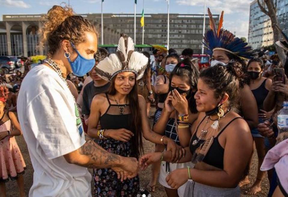 Vitão com indígenas em Brasília