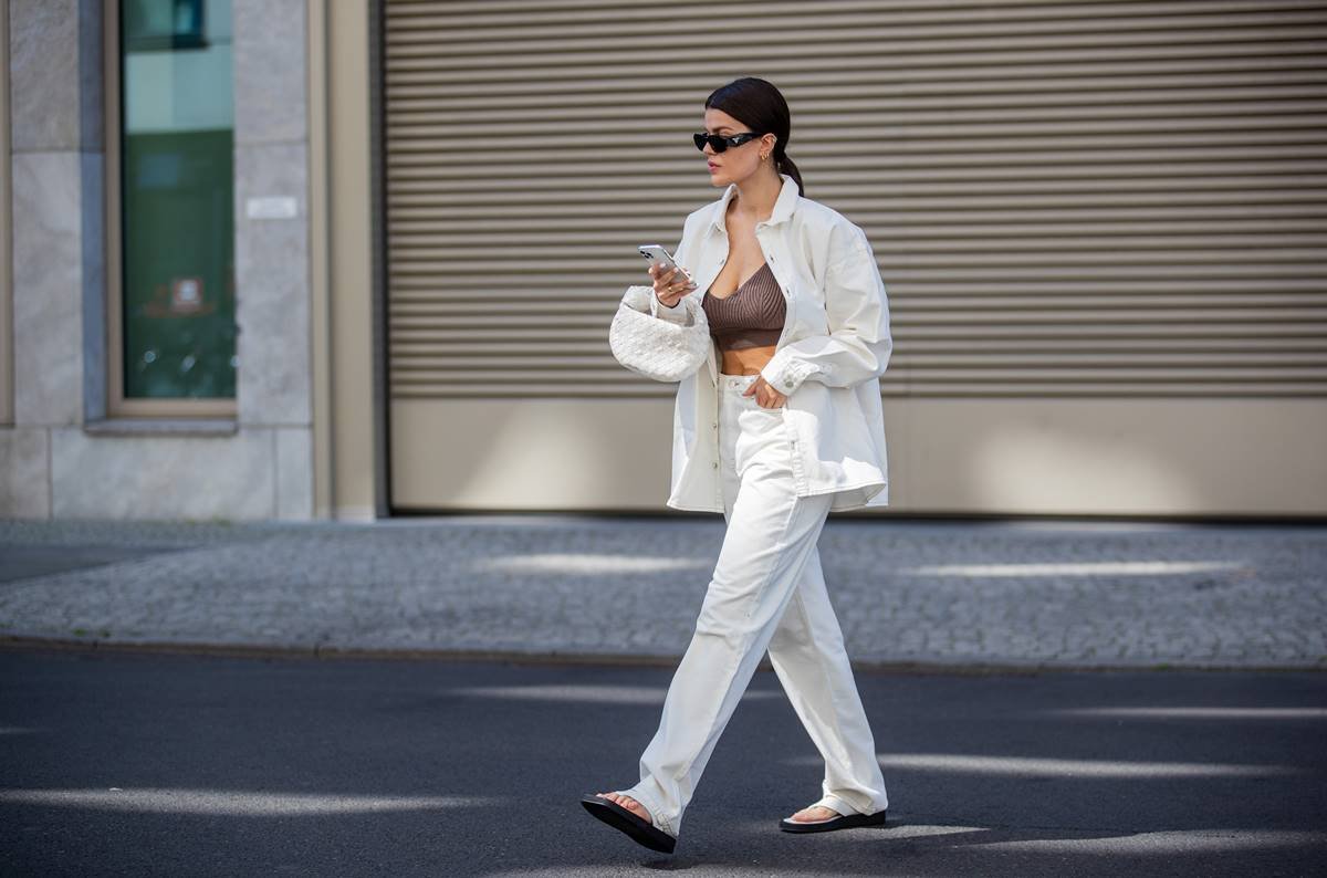 Camiseta feminina oversized: fotos de famosas e como usar peça no look