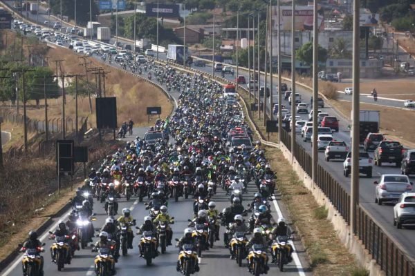 Bolsonaro participa de primeira motociata em Goiânia 6