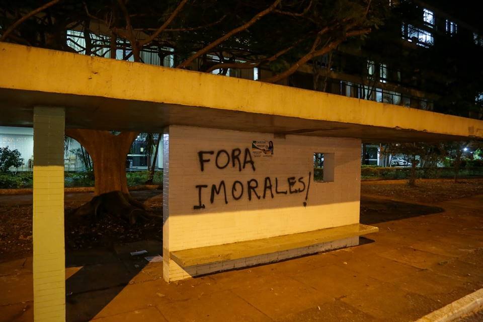 paradas de ônibus com pichações políticas