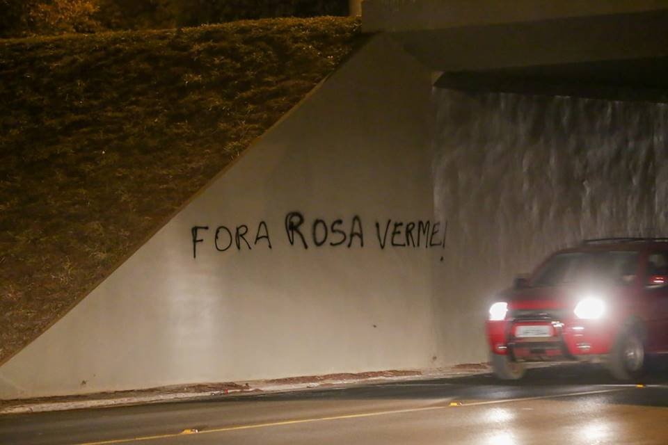 paradas de ônibus com pichações políticas