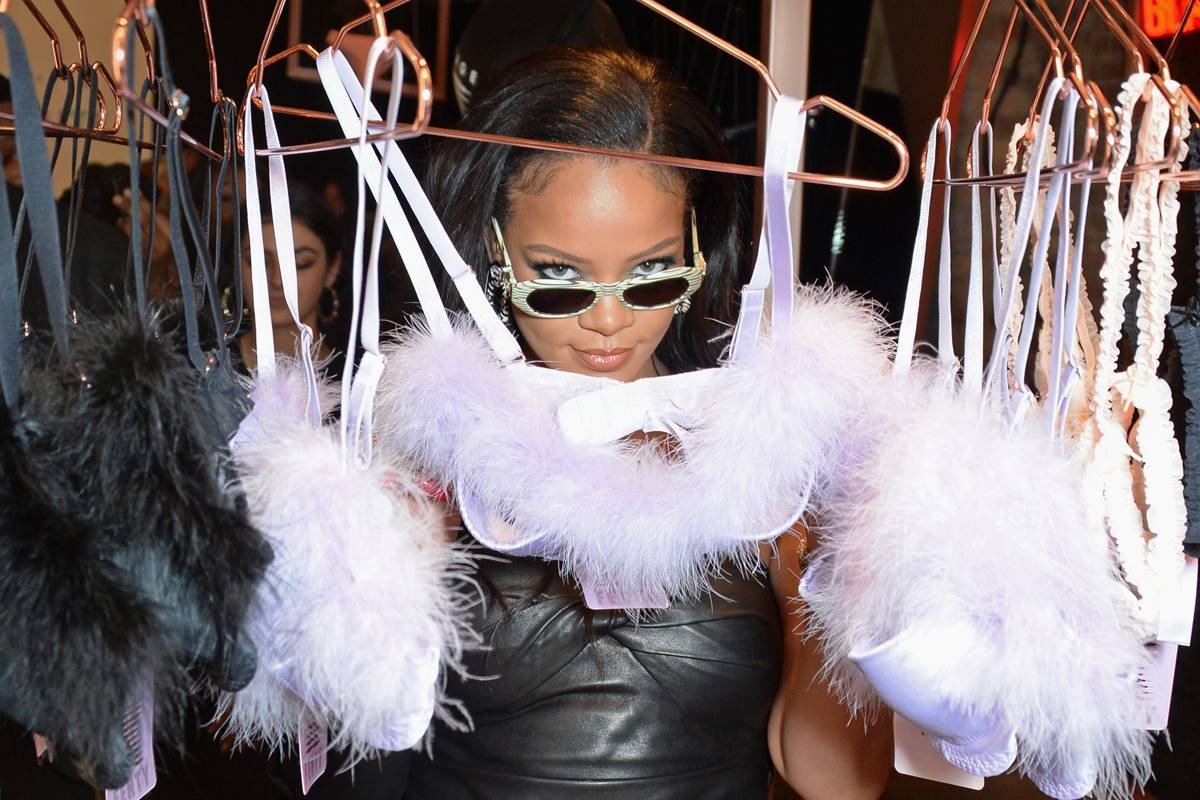 Rihanna com lingeries em cabides
