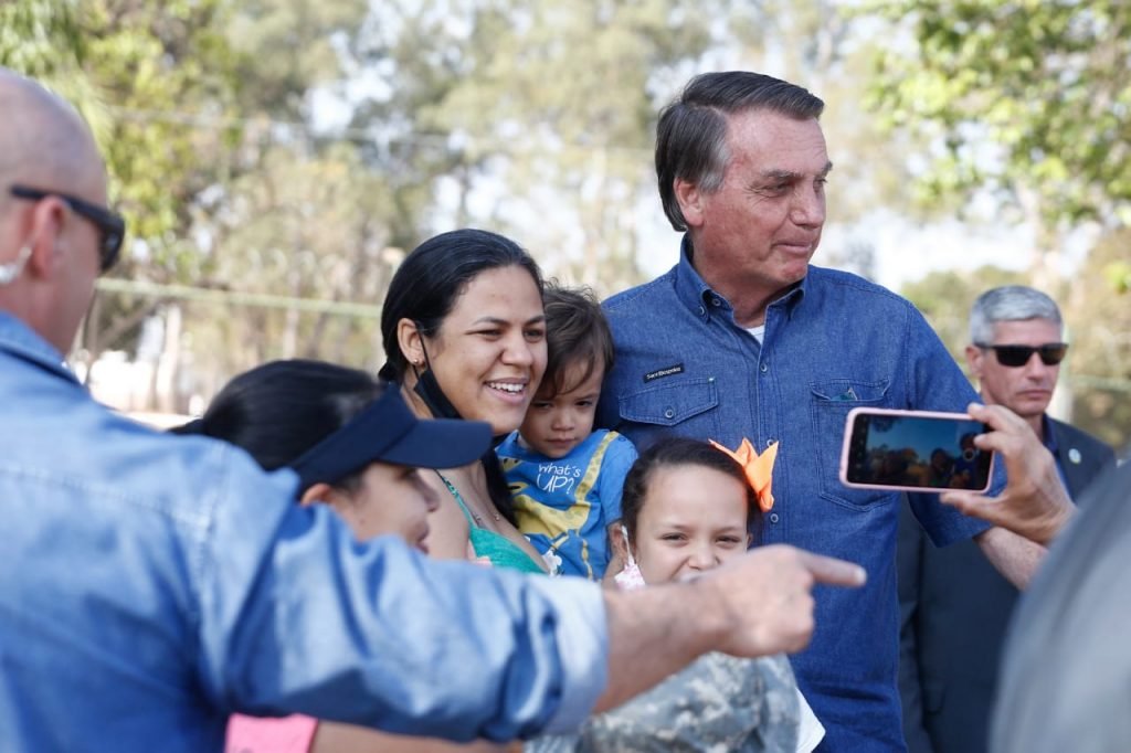 Bolsonaro cumprimenta apoiadores ao sair do COPESP, antes de seguir para a igreja Assembléia de Deus, onde se encontrará com lideranças evangélica em goiania 8