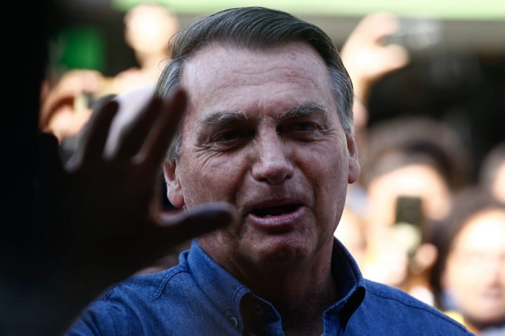 Na porta da Assembléia de Deus de Campinas, em Goiânia (GO), Bolsonaro bebe caldo de cana e desfila com corpo para fora de carro 7