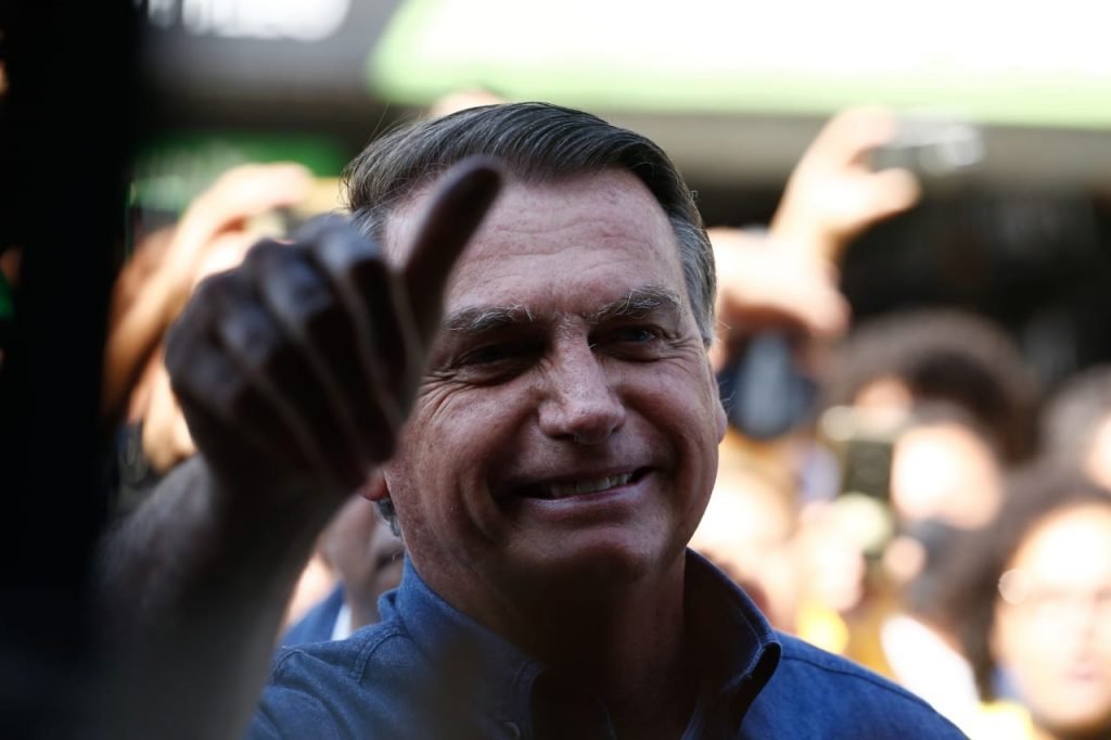 Na porta da Assembléia de Deus de Campinas, em Goiânia (GO), Bolsonaro bebe caldo de cana e desfila com corpo para fora de carro 7