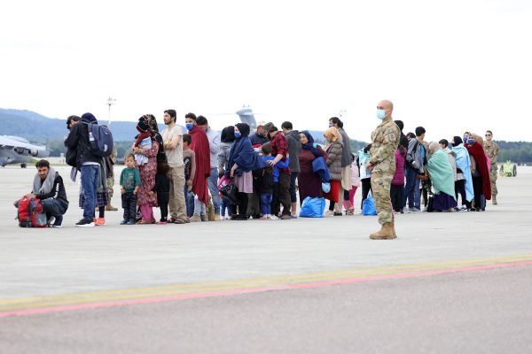 Famílias de refugiados afegãos fogem de Cabul pelo Aeroporto Internacional Washington Dulles