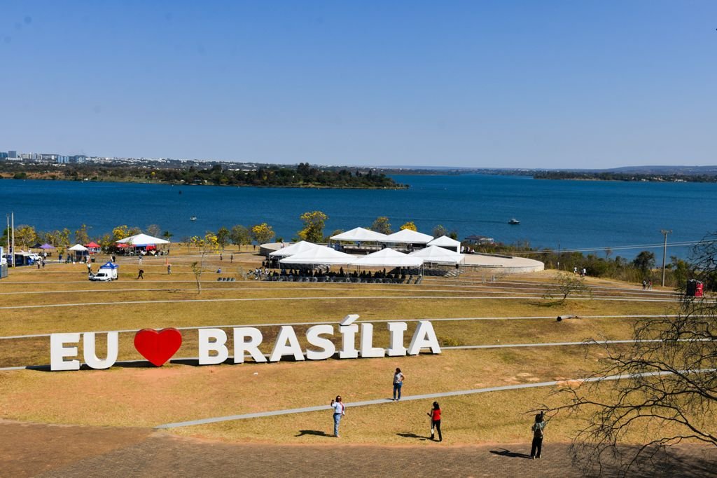 Pontão com lago ao fundo