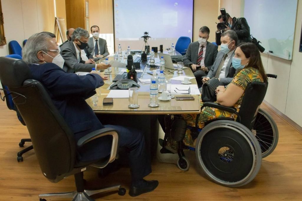 Bia Kicis em reunião com Paulo Guedes e equipes