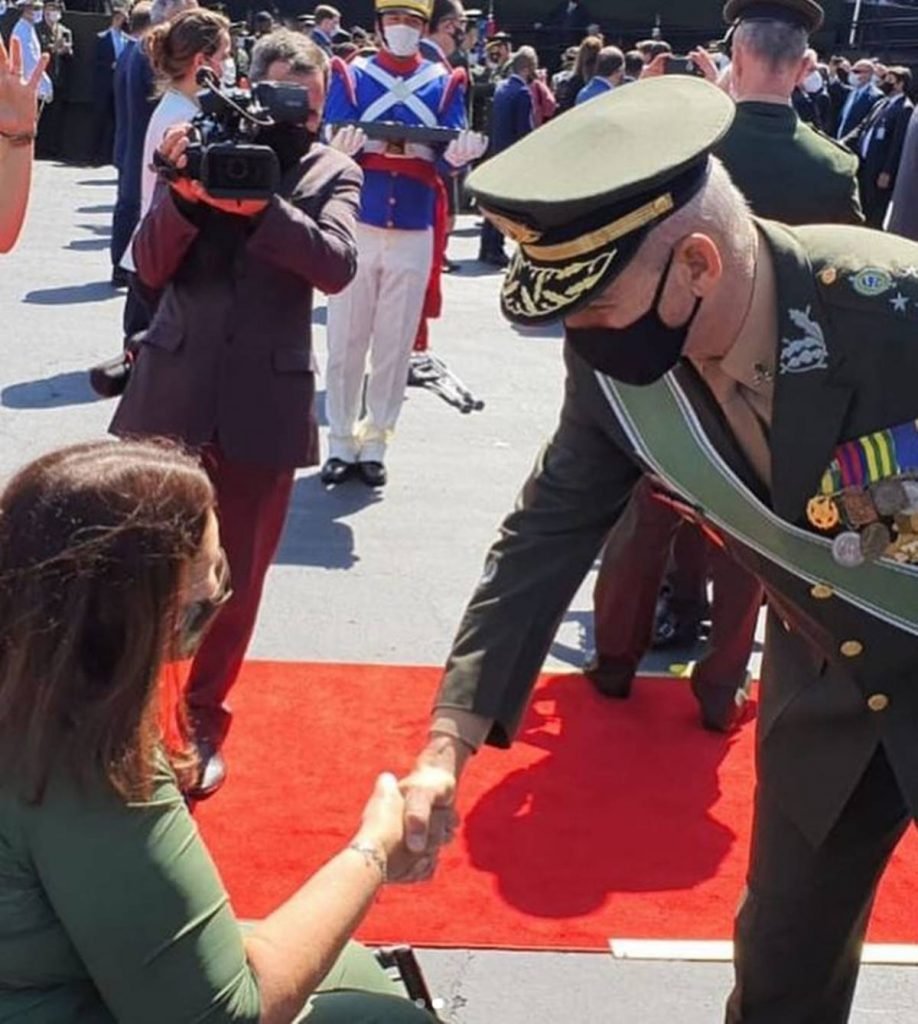 Bia Kicis com homem pertencente ao exército