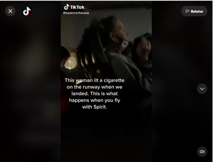 Mulher acende cigarro dentro de avião e é expulsa do voo