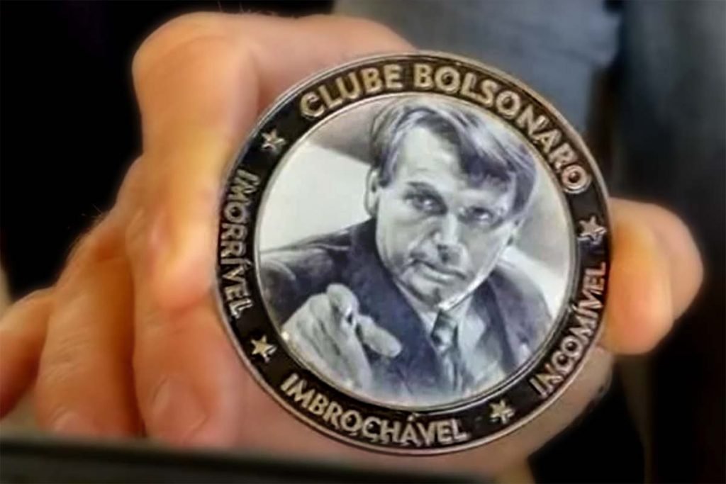 Medalha apresentada por Bolsonaro a apoiadores com os dizeres 
