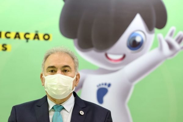 Ministro Marcelo Queiroga e mascote Rarinha