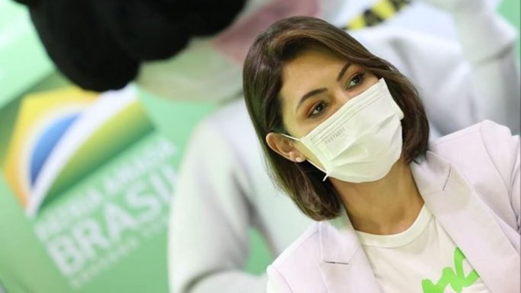 Michelle Bolsonaro e mascote Rarinha