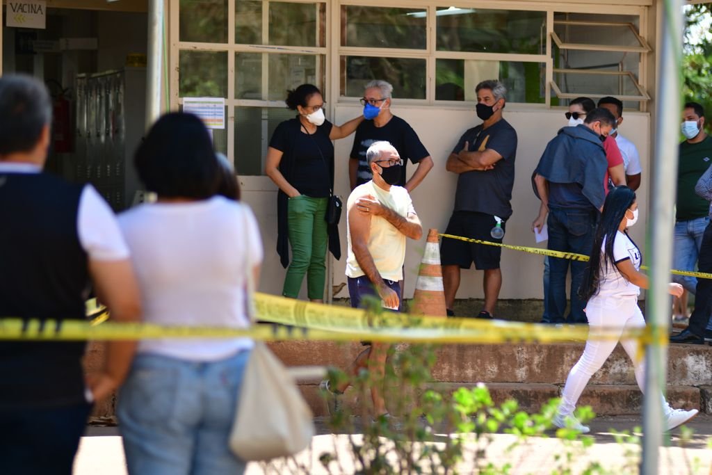 Ao tomar vacina, jovem homenageia mãe e 5 parentes mortos por covid