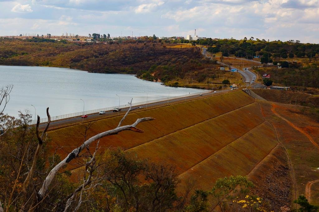 Usina Hidrelétrica do Paranoá e linhas de transmissão de energia elétrica próximas a barragem energia 10